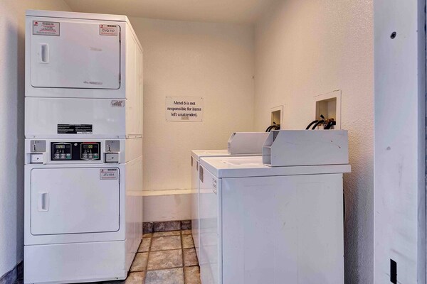 Foto van 1 tweepersoonsbed|Mobiliteit|RI Shwr|Mickoelkast - Vakantiehuis in Santa Rosa CA - Facilities