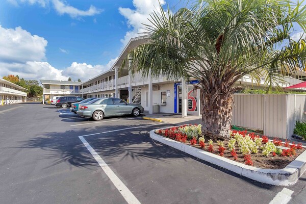 Foto van 1 tweepersoonsbed|Mobiliteit|RI Shwr|Mickoelkast - Vakantiehuis in Santa Rosa CA - ExteriorSummer