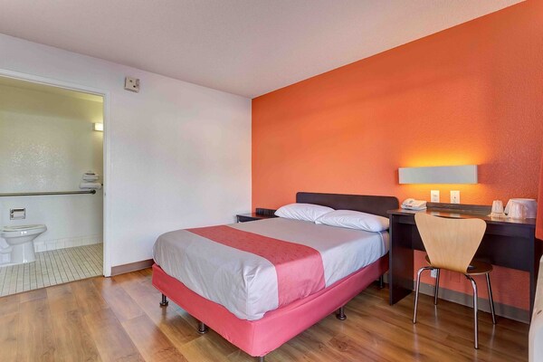 Foto van 1 tweepersoonsbed|Mobiliteit|RI Shwr|Mickoelkast - Vakantiehuis in Santa Rosa CA - BedRoom