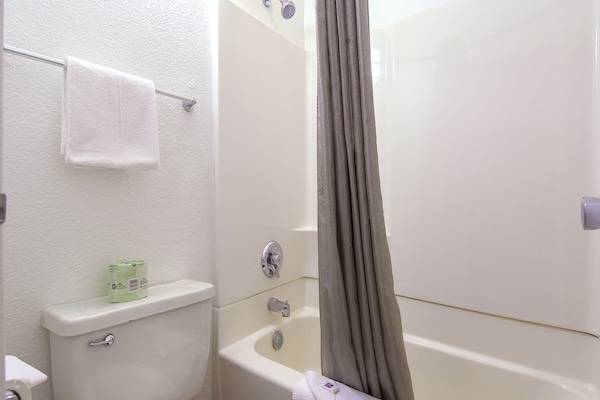 Foto van 1 tweepersoonsbed (Queensize) | Rolstoeltoegankelijk bad (Nsmk) - BathRoom