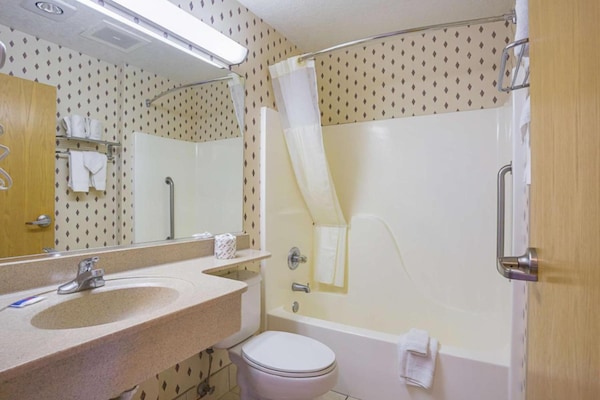 Foto van 2 queensize bedden | Suite, rookvrij - Vakantiehuis in Bernalillo - BathRoom